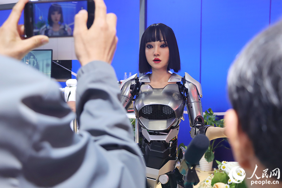 超仿真機器人小柒。人民網(wǎng) 黃東儀攝