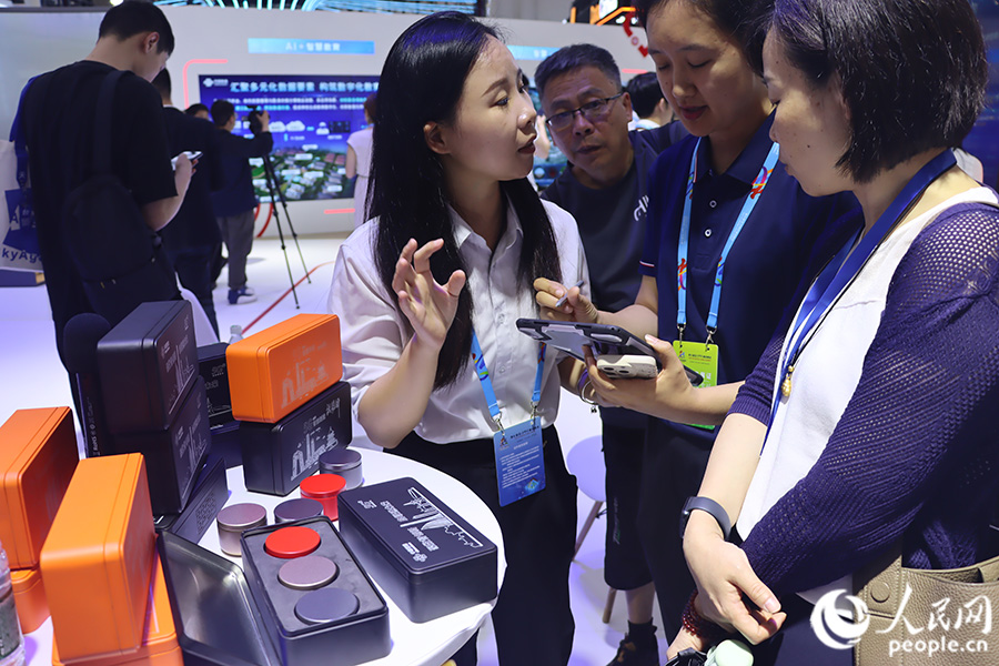 市民通過平板電腦定制自己想要的茶葉禮盒。人民網(wǎng) 黃東儀攝