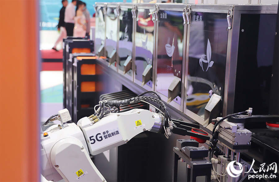 下單后，機械臂將完成取罐、接茶、裝盒的全過程。人民網(wǎng) 黃東儀攝