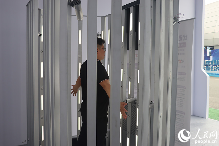 拍攝3D數(shù)字分身。人民網(wǎng) 黃東儀攝