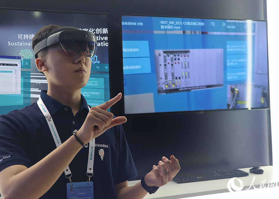 西門子交通工作人員演示AR眼鏡交互操作。人民網(wǎng) 黃東儀攝