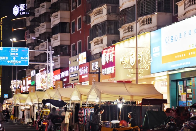 依托‘僑文化’打造了集地道美食、文創(chuàng)產(chǎn)品、潮流服飾為一體的東南亞風(fēng)格夜市