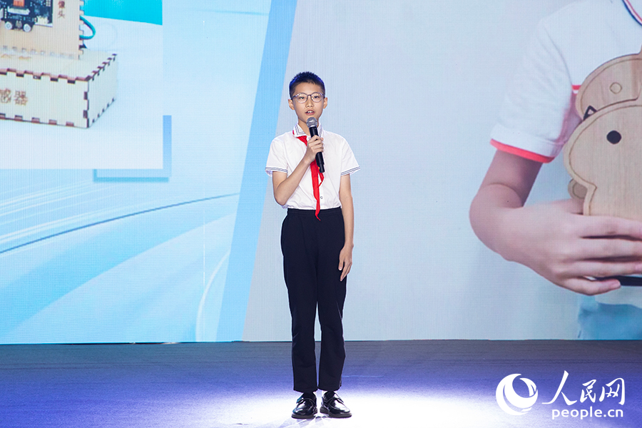 2023年度福建省“新時代好少年”康亦墨講述《我是小小發(fā)明家》。人民網(wǎng)記者 焦艷攝