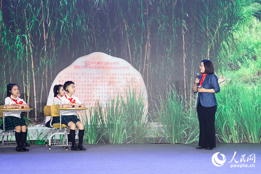 國家菌草工程技術研究中心副主任林冬梅講述《從閩寧“幸福草”到世界“中國草”》。人民網(wǎng)記者 焦艷攝