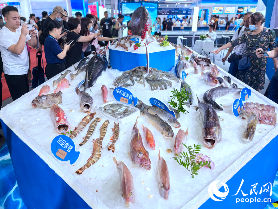 來(lái)自全世界的海鮮帶來(lái)一場(chǎng)“海鮮盛宴”。人民網(wǎng)記者 林曉麗攝