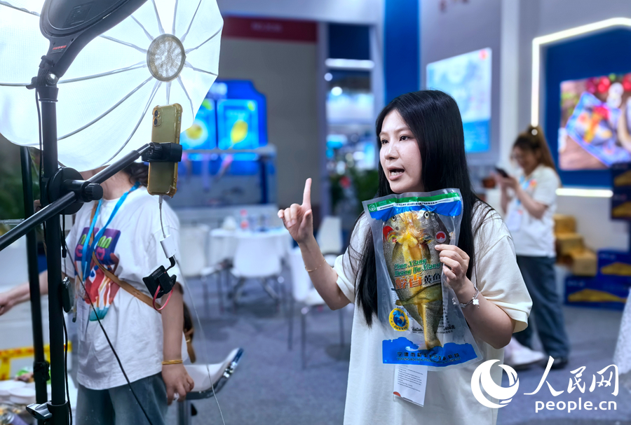 在展會(huì)上，有參展企業(yè)工作人員在通過(guò)直播推介產(chǎn)品。人民網(wǎng)記者 林曉麗攝