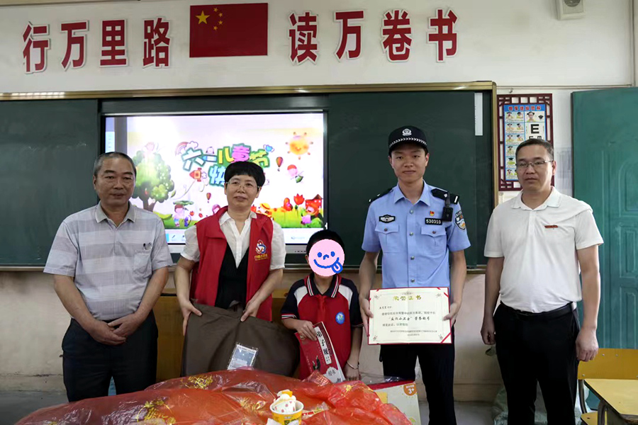 派出所民警給小翁同學頒發(fā)“反詐小衛(wèi)士”榮譽證書。莆田市公安局秀嶼分局供圖