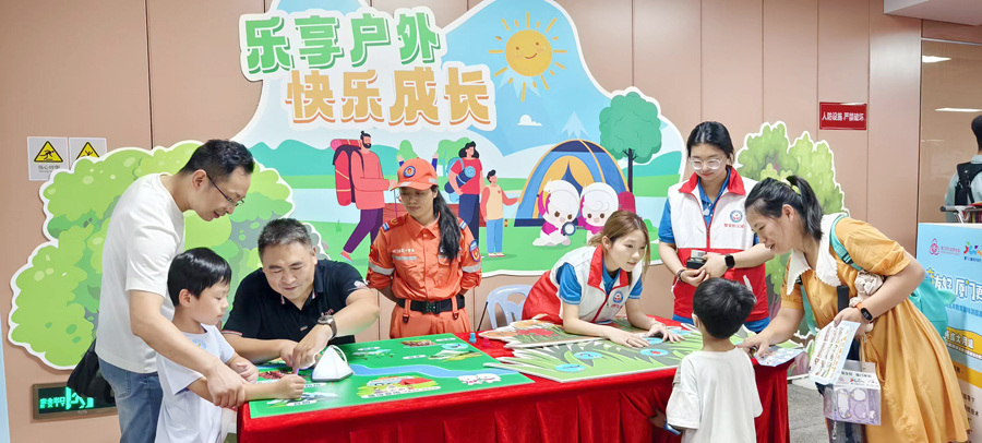 小朋友們現(xiàn)場參加趣味游園活動。林林?jǐn)z