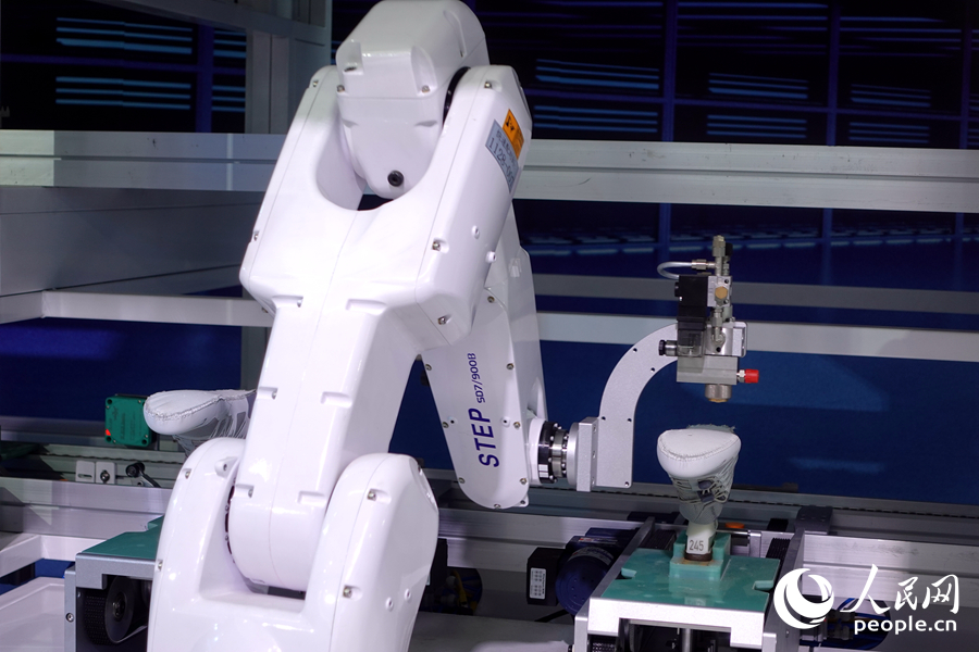 5G智能制鞋生產(chǎn)示范線(xiàn)。人民網(wǎng) 謝星宇攝