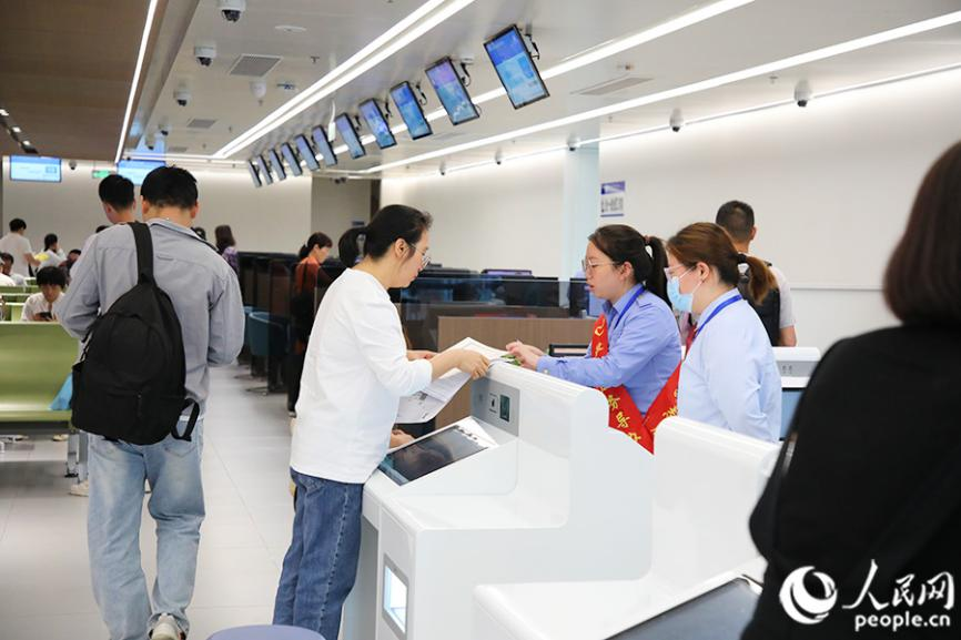 2024年5月10日，在福州市鼓樓區(qū)政務服務中心，一位工作人員正在服務辦事群眾。人民網(wǎng) 黃東儀攝