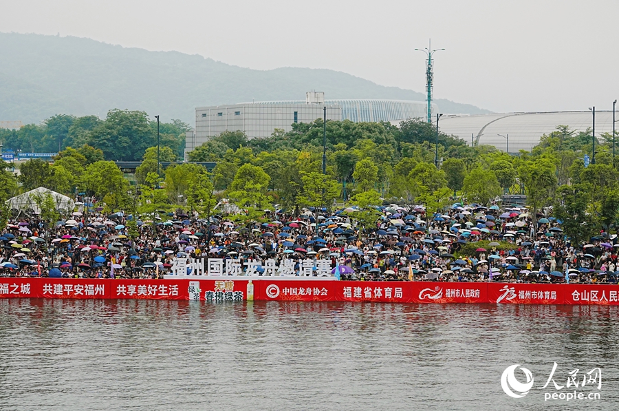 端午佳節(jié)，福州國(guó)際龍舟邀請(qǐng)賽現(xiàn)場(chǎng)觀眾人山人海。實(shí)習(xí)生薛慧攝