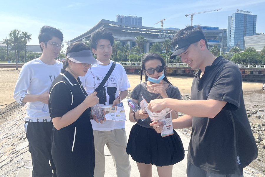 志愿者在候鳥觀測點為游客講解傳授燕鷗的知識。林荷靜攝