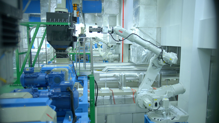 廈鎢新能正級材料生產(chǎn)車間的煅燒回收工序，機(jī)械臂實(shí)現(xiàn)物料自動搬運(yùn)。廈鎢新能供圖