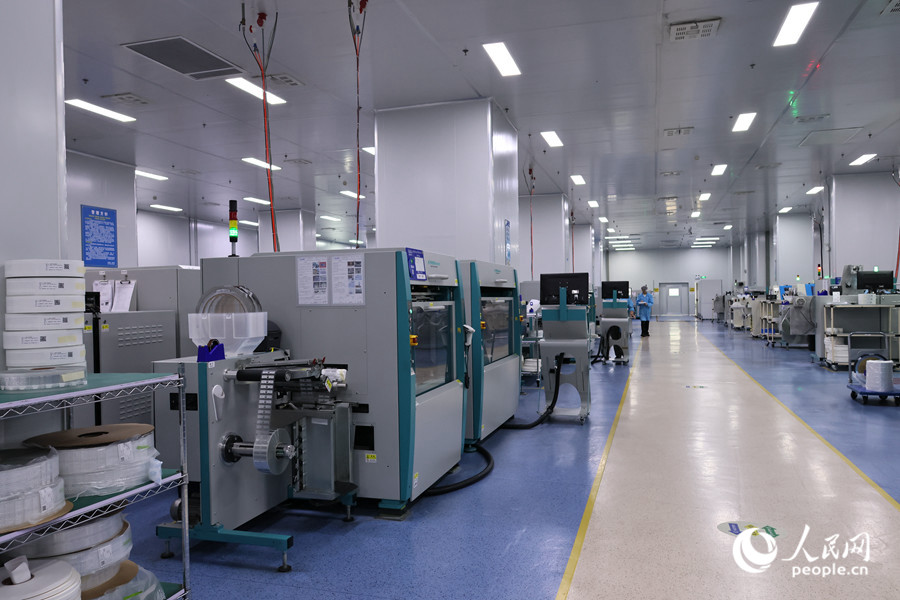 在廈門信達(dá)物聯(lián)的綁定車間，自動化設(shè)備正在生產(chǎn)“電子標(biāo)簽”。人民網(wǎng) 李昌乾攝