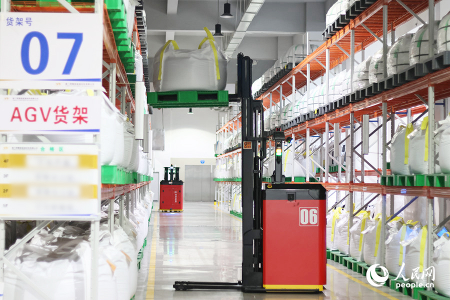 在廈鎢新能原料倉庫，自動導(dǎo)向車正在運(yùn)輸原料。人民網(wǎng) 李昌乾攝