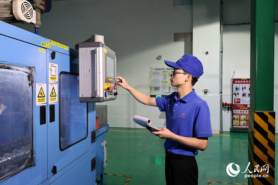 廈鎢新能正級材料生產(chǎn)車間中的煅燒喂料工序，實(shí)現(xiàn)物料精確配重。人民網(wǎng) 李昌乾攝