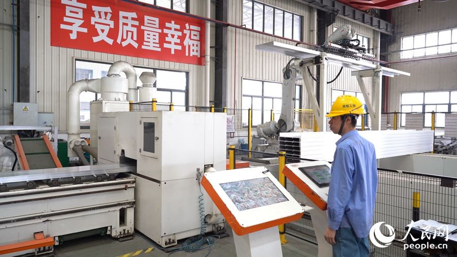 在南鋁結(jié)構(gòu)公司的智能自動(dòng)化生產(chǎn)線上，工程師通過(guò)儀器監(jiān)測(cè)生產(chǎn)運(yùn)行情況。人民網(wǎng) 蘭志飛攝