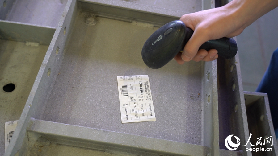 車(chē)間工人正在掃描模板專(zhuān)屬條碼。人民網(wǎng) 蘭志飛攝