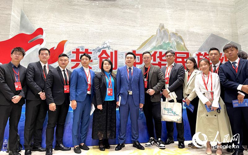 吳衣菡（左五）與協(xié)會成員在海峽論壇大會合影。人民網(wǎng) 劉寶琴攝