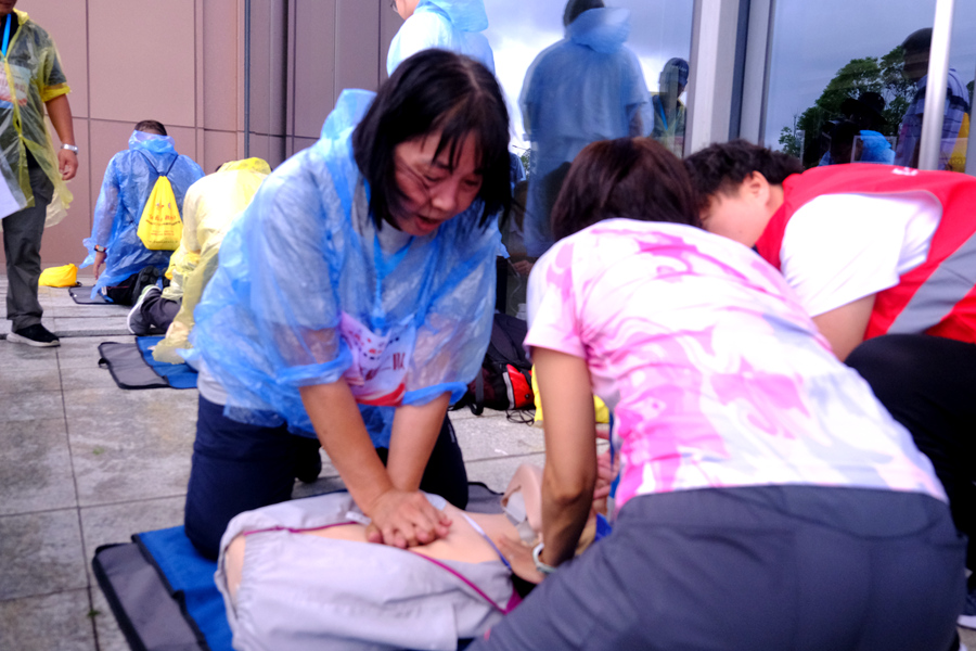 兩岸青年志愿者在海峽兩岸紅十字生命救護(hù)定向越野賽上演練。福建省紅十字會(huì)供圖