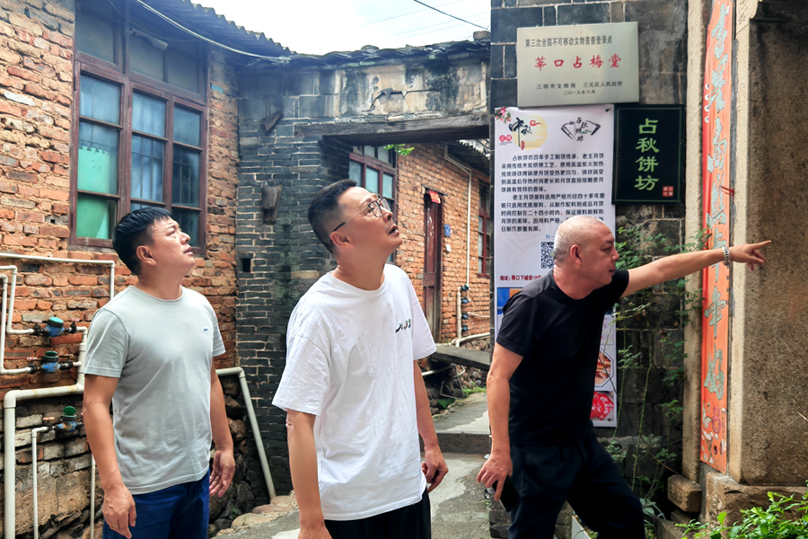 臺(tái)灣鄉(xiāng)建鄉(xiāng)創(chuàng)團(tuán)隊(duì)深入鄉(xiāng)村調(diào)研。福建省住房和城鄉(xiāng)建設(shè)廳供圖