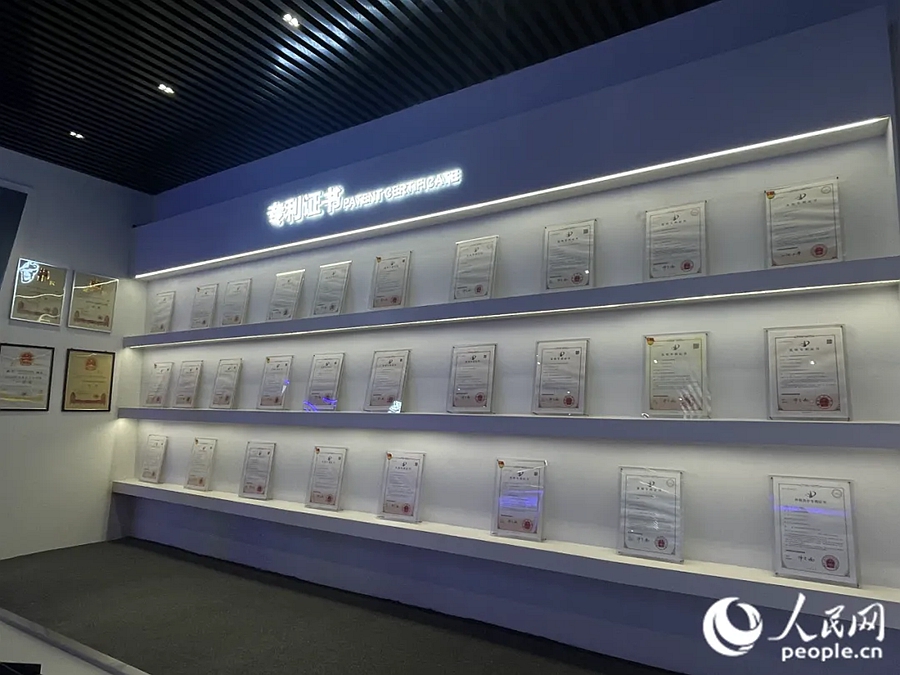 鐵拓機(jī)械專(zhuān)利展示墻上擺滿(mǎn)專(zhuān)利證書(shū)。人民網(wǎng)記者 林盈攝