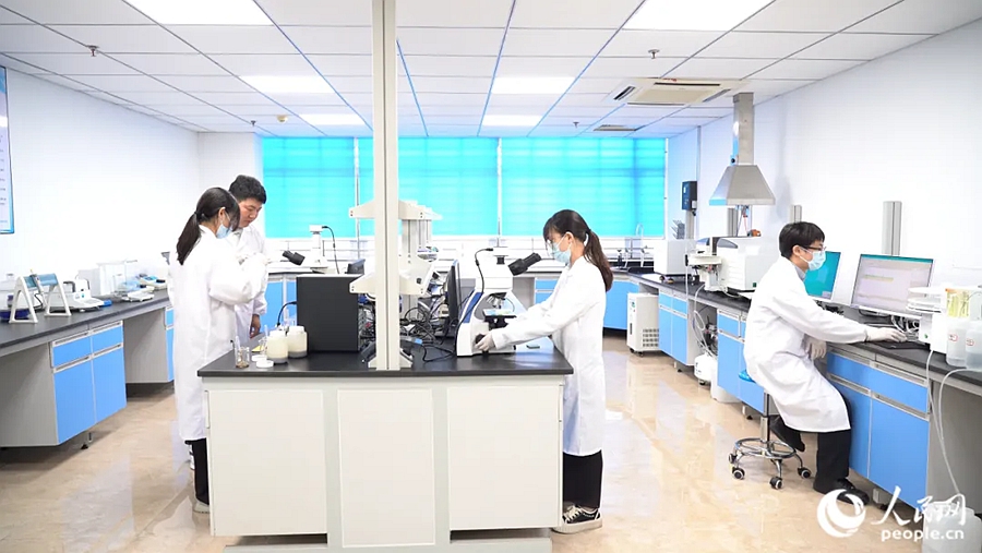 福建藍(lán)深環(huán)保搭建的專(zhuān)門(mén)實(shí)驗(yàn)室。人民網(wǎng)記者 蘭志飛攝