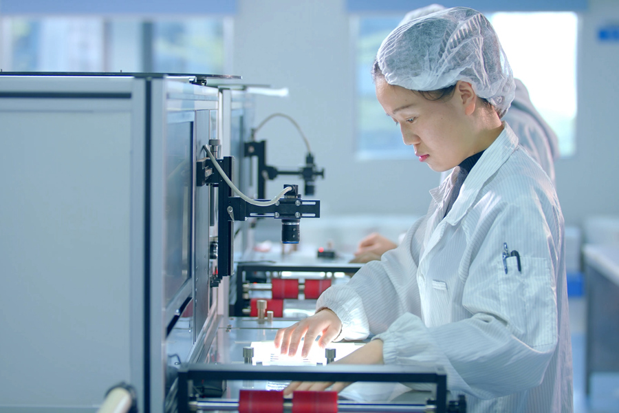 以“坐穿冷板凳”的決心，信達(dá)物聯(lián)潛心鉆研如何造好一枚合格的電子標(biāo)簽，圖為替標(biāo)車(chē)間自動(dòng)化檢測(cè)流水線。信達(dá)物聯(lián)供圖