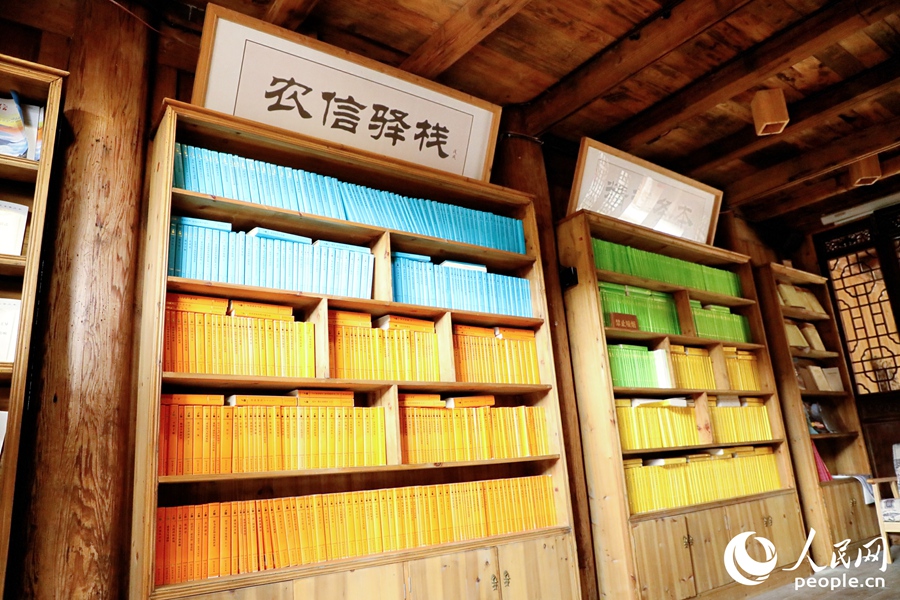 圖書(shū)館內(nèi)上架的書(shū)籍。人民網(wǎng) 李唯一攝