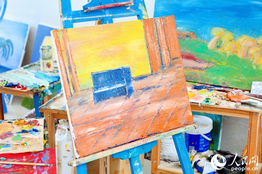 繪畫創(chuàng)作者的作品。人民網(wǎng) 李唯一攝