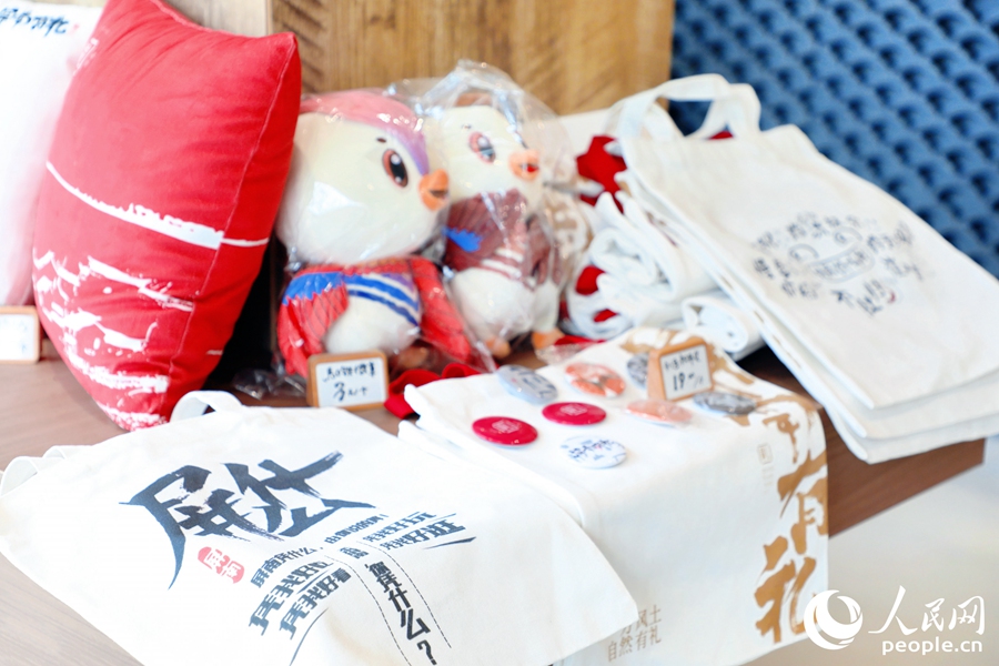 “屏南有禮”文創(chuàng)產(chǎn)品。人民網(wǎng) 李唯一攝