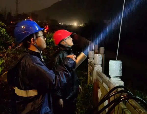 冒雨搶修復(fù)電。