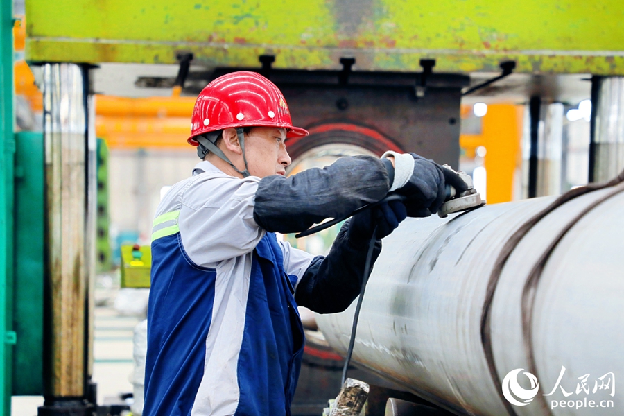 工人正在為新一批的不銹鋼深加工訂單忙碌著。人民網 李唯一攝