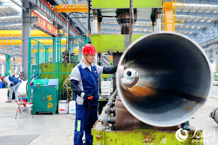 工人反復確認技術數據。人民網 李唯一攝