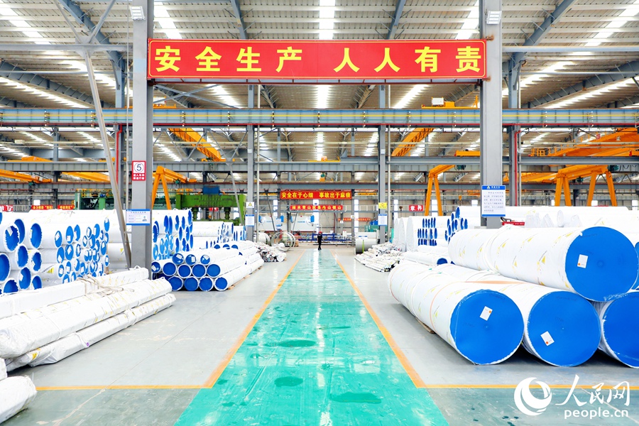 打包成堆的焊管遍布安全綠道兩旁。人民網 李唯一攝