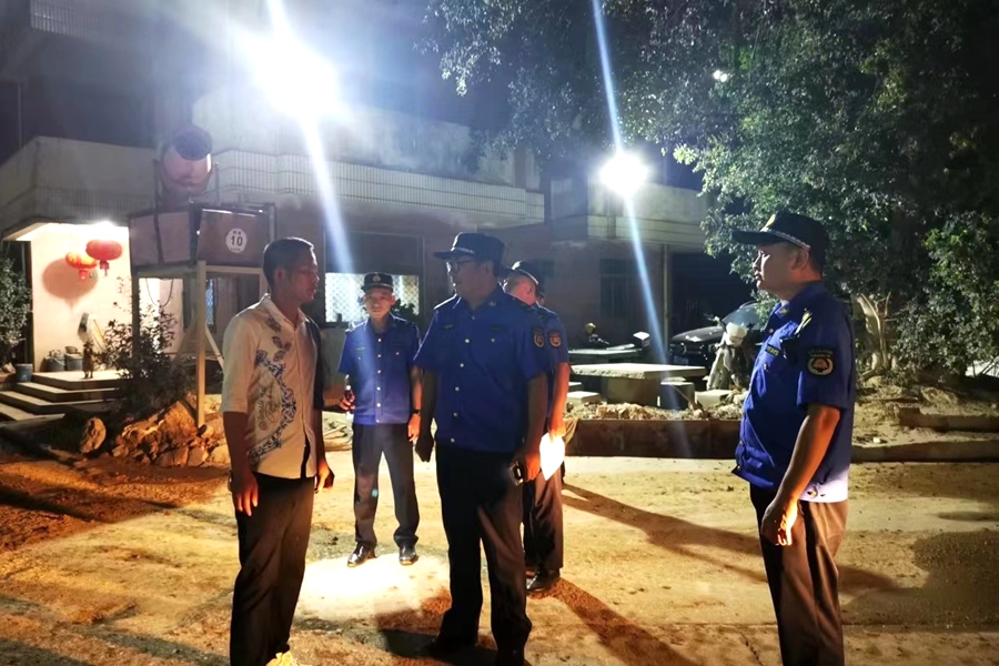 同安城管執(zhí)法人員夜查在建工地施工情況等。廈門市執(zhí)法局供圖