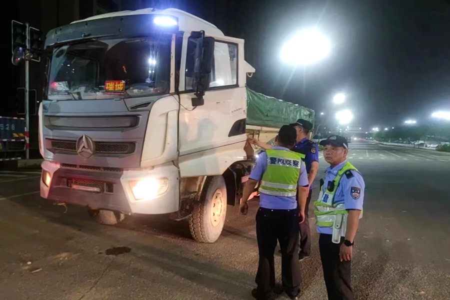 集美城管執(zhí)法人員檢查建筑廢土運(yùn)輸車輛。廈門市執(zhí)法局供圖