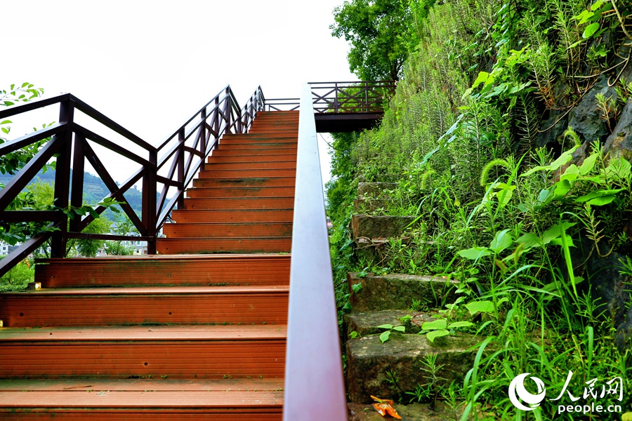 陡峭的石梯與嶄新的棧道對比鮮明。人民網(wǎng) 李唯一攝
