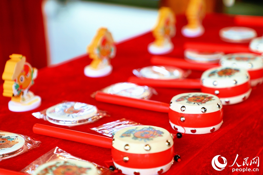 霞洋村制作推出的撥浪鼓、隨身鏡、擺件等文創(chuàng)產(chǎn)品。人民網(wǎng) 李唯一攝