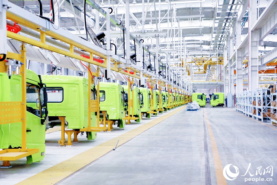 在青拓重工生產(chǎn)車(chē)間內(nèi)，新能源純電動(dòng)礦用運(yùn)輸車(chē)頭依次排列在生產(chǎn)線上。人民網(wǎng) 李唯一攝
