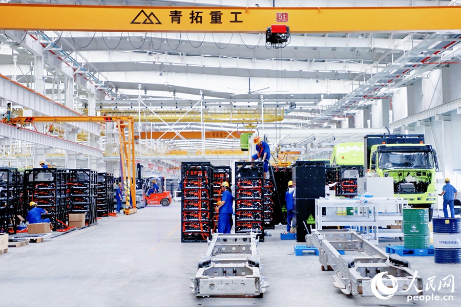 青拓重工采用滾動(dòng)發(fā)展模式，建成一部分就緊接著先投產(chǎn)一部分，生產(chǎn)車(chē)間已運(yùn)轉(zhuǎn)得井然有序。人民網(wǎng) 李唯一攝