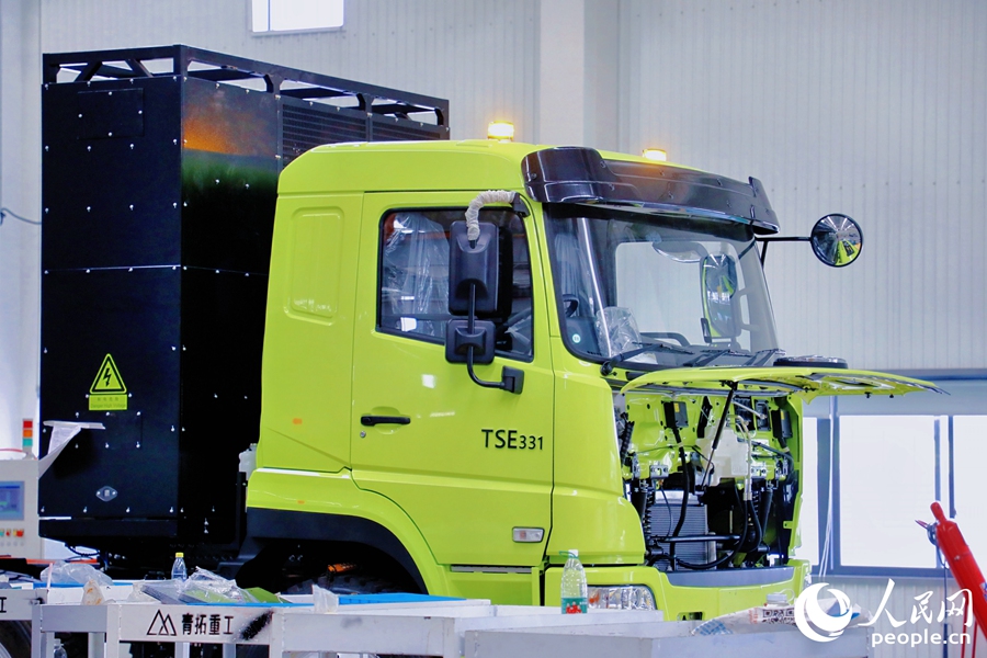 清新色系的新能源礦卡，實(shí)現(xiàn)了“新材料”與“新能源”的融合。人民網(wǎng) 李唯一攝