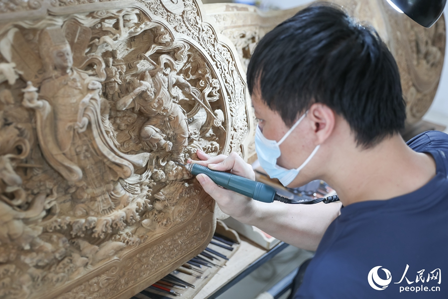 莆田木雕興于唐宋，是中國“四大名雕”之一。圖為一位工藝美術(shù)師在創(chuàng)作。人民網(wǎng) 陳永整攝