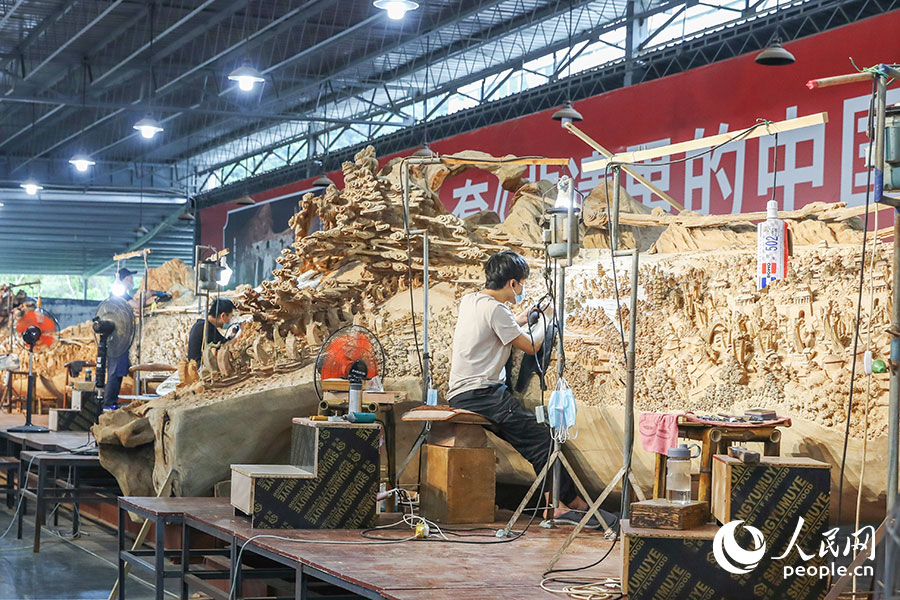 由國家級非遺項(xiàng)目莆田木雕代表性傳承人鄭春輝及其團(tuán)隊(duì)創(chuàng)作的超百米巨型作品《京杭大運(yùn)河》正在雕刻階段。人民網(wǎng) 陳永整攝