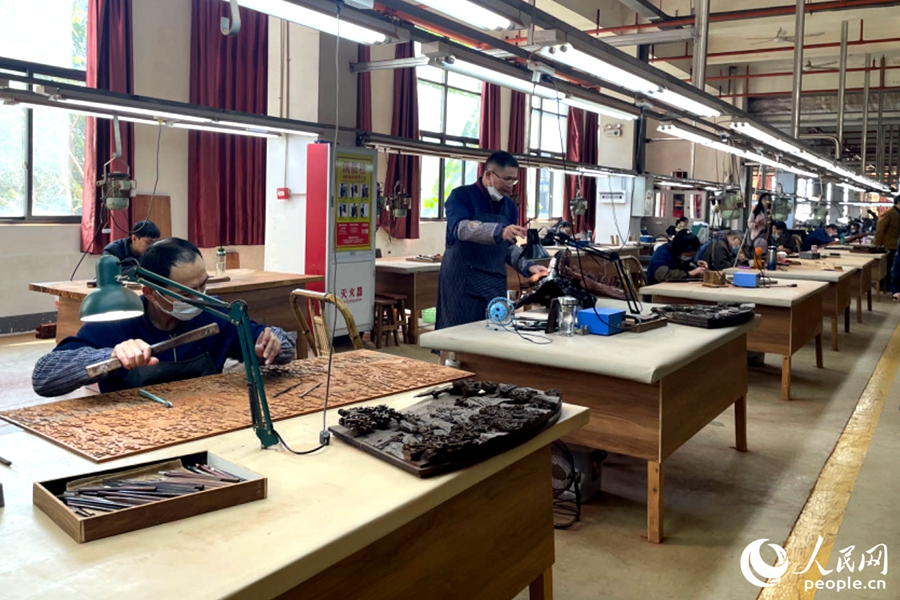 一批紅木家具的能工巧匠匯集仙游。人民網(wǎng)記者 林盈攝