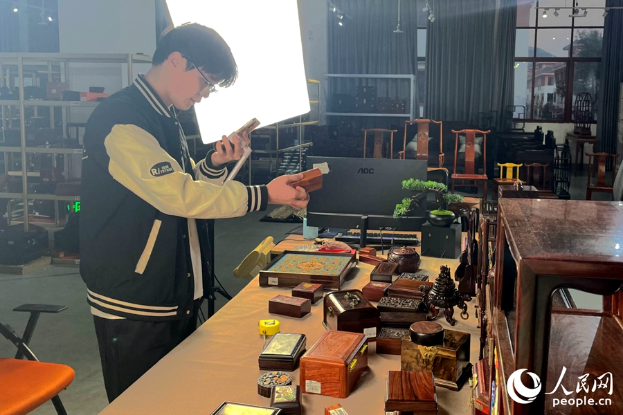 近年來仙游興起了一批電商，擁抱新賽道的工藝美術(shù)產(chǎn)業(yè)在大眾市場如魚得水。圖為主播正在進(jìn)行直播帶貨。人民網(wǎng)記者 林盈攝