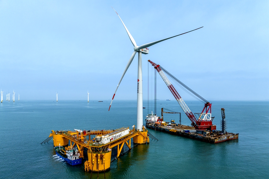 全球首個漂浮式風電與網(wǎng)箱養(yǎng)殖融合示范項目。莆田海事局供圖