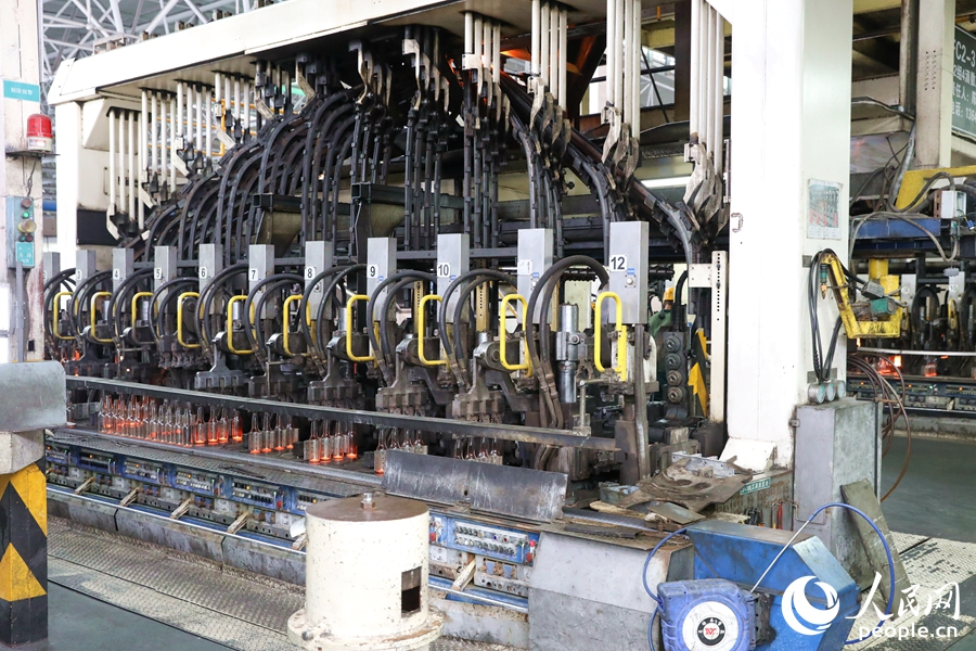 華興玻璃車間中源源不斷地生產(chǎn)著啤酒瓶。人民網(wǎng) 陳永整攝