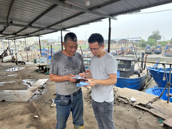 海漁執(zhí)法人員開展休漁制度相關宣教。