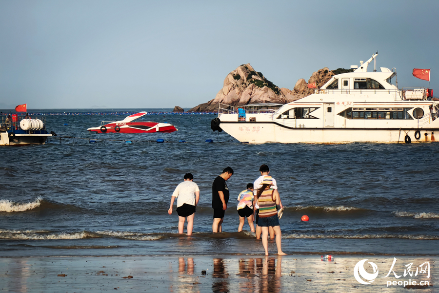 大京沙灘配套各式各樣的“海上游”體驗(yàn)項(xiàng)目。人民網(wǎng) 葉青卿攝